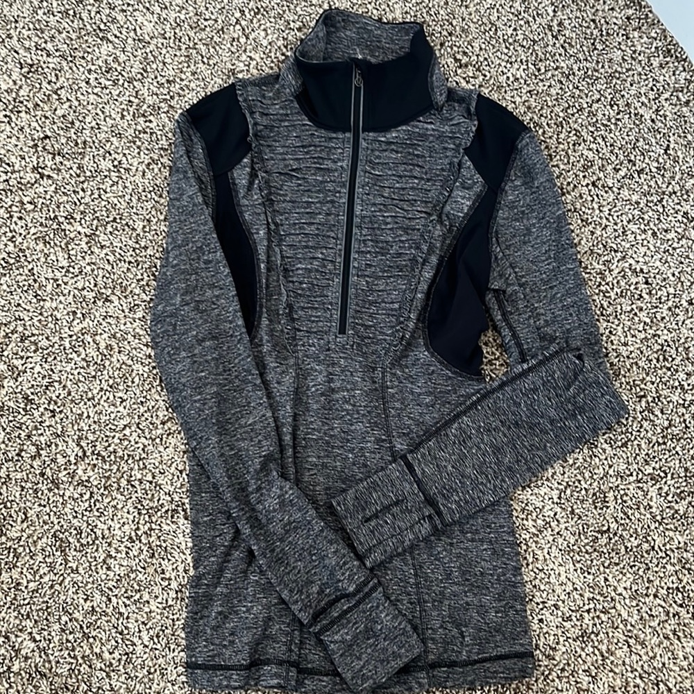Lululemon Athletica 3/4 zip pullover. Like new.size 4. Like new.